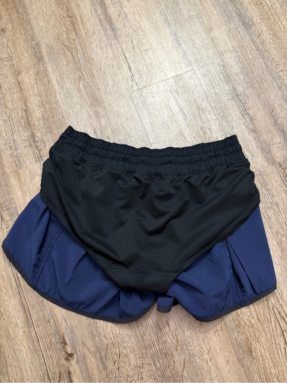 Lululemon • Tracker Shorts size 12 - Picture 11 of 13